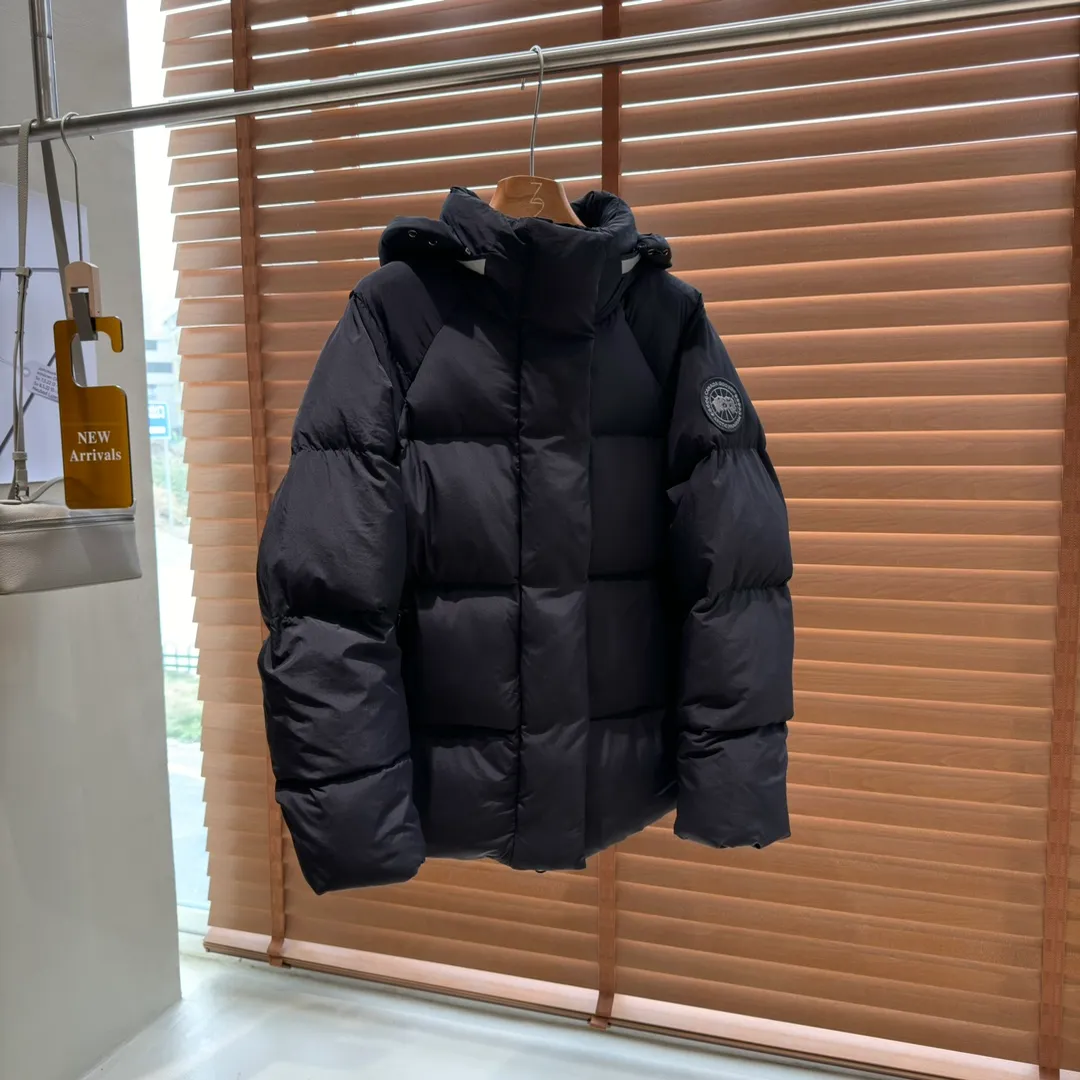 P780 Style No. Y110 𝗖𝗔𝗡𝗔𝗗𝗔 𝗚𝗢𝗢𝗦𝗘｜Canada Goose 𝗝𝘂𝗻𝗰𝘁𝗶𝗼𝗻Capsule Short Down Jacket/Ouyang Nana Generation 𝗦𝗶𝘇𝗲: 𝗫𝗦 𝗦 𝗠 𝗟 𝗫𝗟 Product color: black, white